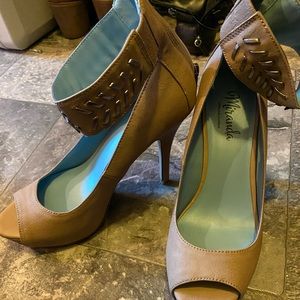 Miranda Lambert heels size 8 tan, never worn!